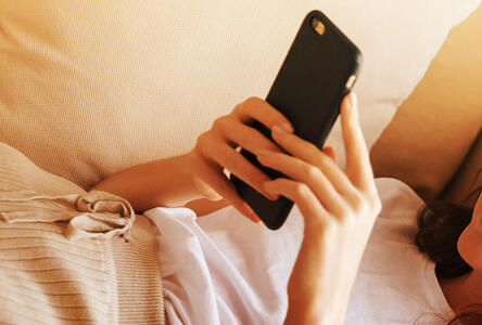 Hände mit einem Smartphone in der Hand