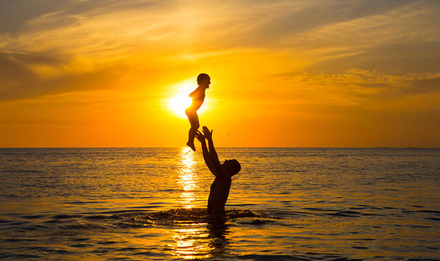 Vater mit Kind im Meer