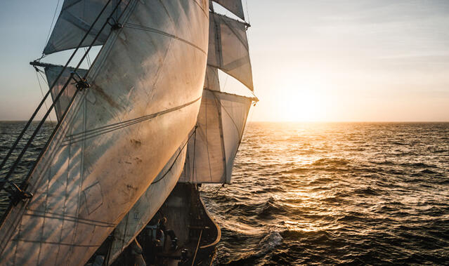 Ein Schiff auf dem Meer
